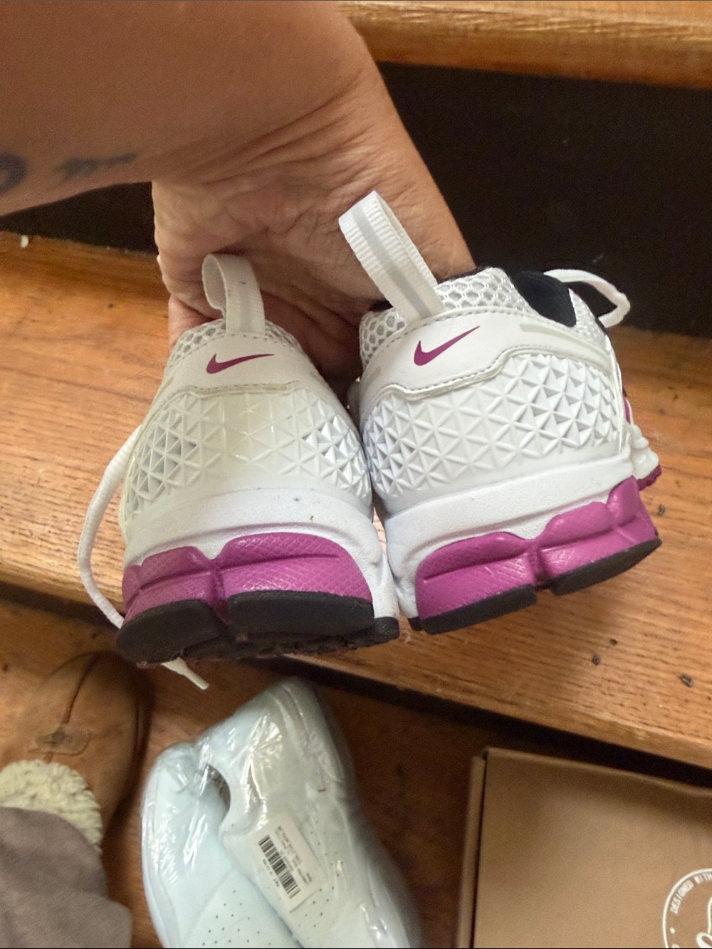 Nike girls Vomero 5 White & Pink Athletic Running Shoes - Picture 4 of 5